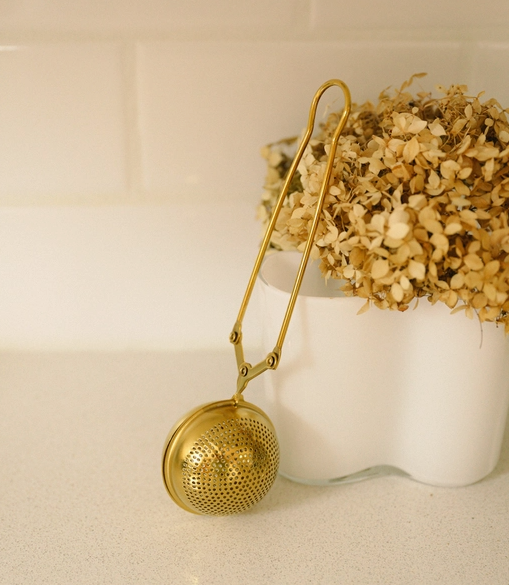 Tea Strainer Gold. (stainless steel)